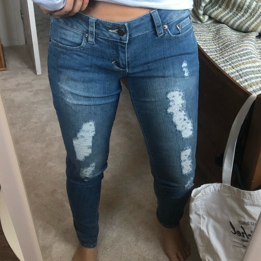 Distressed stretchy denim jeans